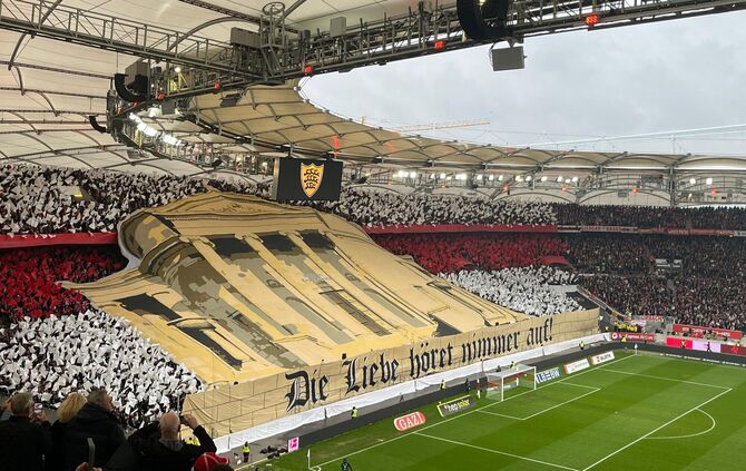 Die VfB-Fans zeigen vor dem Anpfiff diese Choreo.