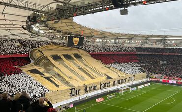 Die VfB-Fans zeigen vor dem Anpfiff diese Choreo.