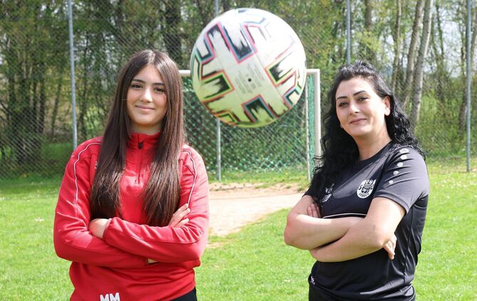 Teilen eine Leidenschaft: Buket Mataraci und ihre Tochter Mira lieben Fußball.