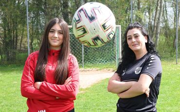 Teilen eine Leidenschaft: Buket Mataraci und ihre Tochter Mira lieben Fußball.