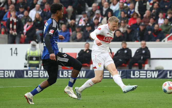 Chris Führich erzielt das 2:0 für den VfB Stutgart gegen den HSV.