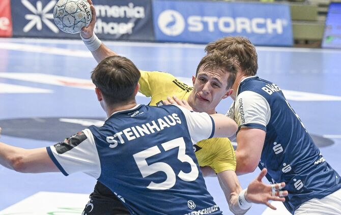 Simone Mengon (mit Ball, gegen Sören Steinhaus) und der TVB Stuttgart hatten gegen den Bergischen HC im Angriff nicht ihren best