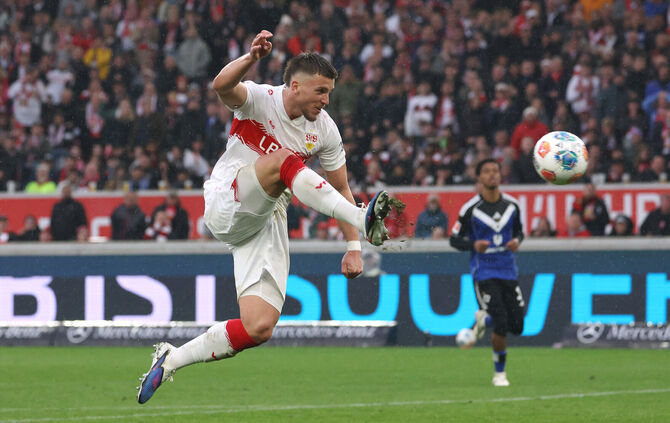 Ermedin Demirovic erzielt das 4:0, doch der Treffer wird einkassiert – mit ein Grund für den Frust des VfB-Stürmers.