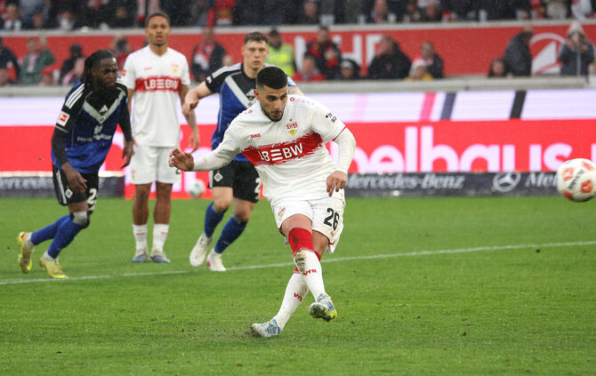 Deniz Undav rutscht – wie hier gut zu sehen ist – mit dem Standbein weg und setzt deswegen seinen Elfmeter gegen den HSV über da