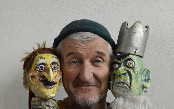 Professor Pröpstl mit seinen Handpuppen Kasperl und König im Bandhaus Backnang.