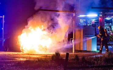 Beim Eintreffen der Feuerwehr steht der Jaguar bereits in Flammen.