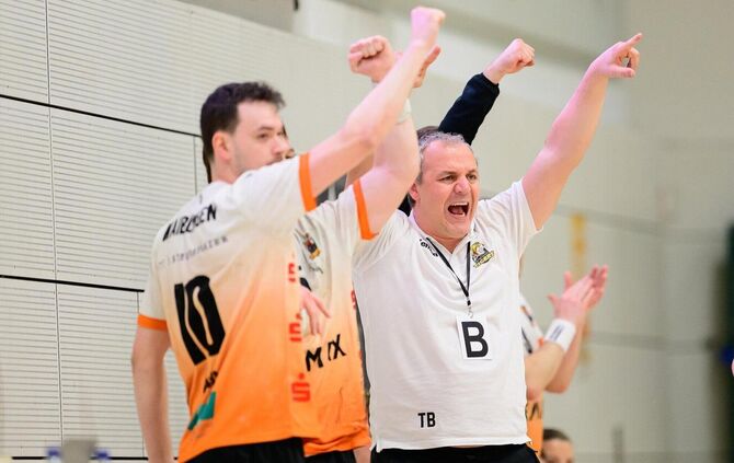 VfL-Trainer Tim Baumgart freut sich nach einem Spiel (Symbolbild).