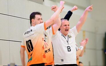 VfL-Trainer Tim Baumgart freut sich nach einem Spiel (Symbolbild).