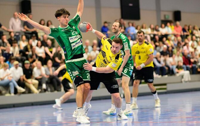 SG-Kapitän Timo Lederer setzt sich gegen Baden-Baden am Kreis durch.