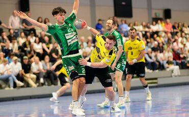 SG-Kapitän Timo Lederer setzt sich gegen Baden-Baden am Kreis durch.