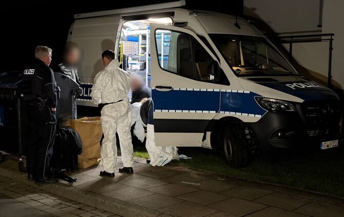 Polizei und Spurensicherung untersuchten die Wohnung, in der die Leiche in der Kühltruhe gefunden wurde.