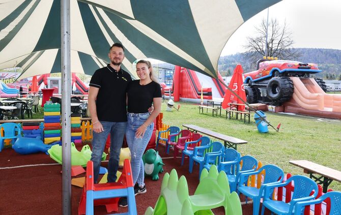 Noch bis 10. Mai sind Roy Sperlich und seine Frau Melanie mit ihrem "Happy Wonder Land" am Gänswasen in Plüderhausen.