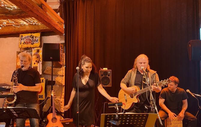 Die Band Cassandra Light spielt zum 7. Geburtstag des Zamma in Geradstetten.