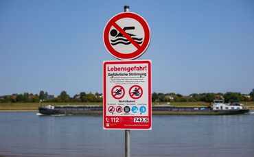 Warnhinweise am Rheinufer