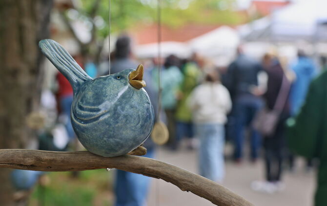 Der Töpfermarkt findet in idyllischer Lage rund um das Urbacher Schloss statt. Wer auf der Suche nach etwas ganz Besonderem ist,
