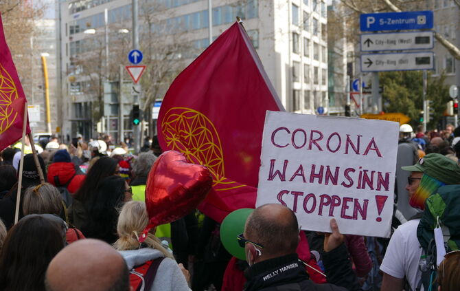 Das Radikalisierungsmilieu auf Demos und in Telegram-Chatgruppen während der Coronazeit spielt eine wichtige Rolle bei der Gesch