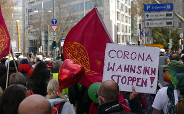 Das Radikalisierungsmilieu auf Demos und in Telegram-Chatgruppen während der Coronazeit spielt eine wichtige Rolle bei der Gesch