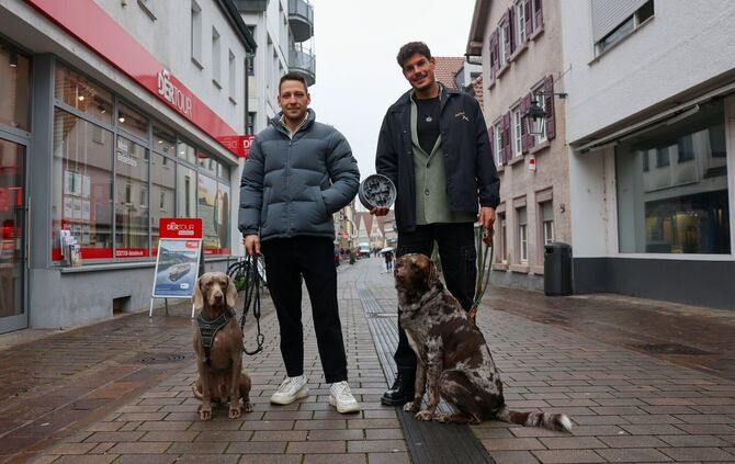 David Tenné (links) und Morice Ziegler mit ihren beiden Hunden auf der Marktstraße. Sie haben unter anderem einen innovativen Hu