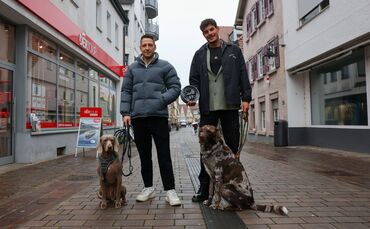 David Tenné (links) und Morice Ziegler mit ihren beiden Hunden auf der Marktstraße. Sie haben unter anderem einen innovativen Hu