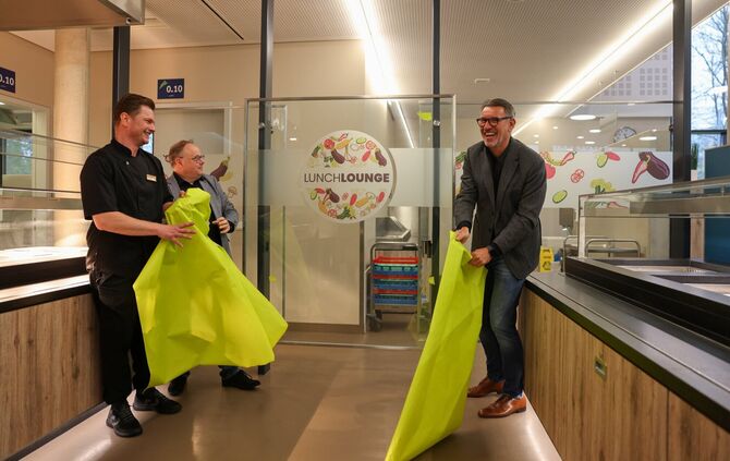 Mit Freude enthüllten Koch Florian Heckmann (links), Oberbürgermeister Bernd Hornikel und Thorsten Englert den neuen Namen der M