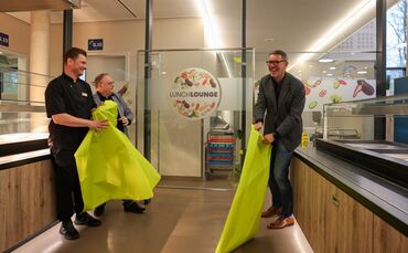 Mit Freude enthüllten Koch Florian Heckmann (links), Oberbürgermeister Bernd Hornikel und Thorsten Englert den neuen Namen der M