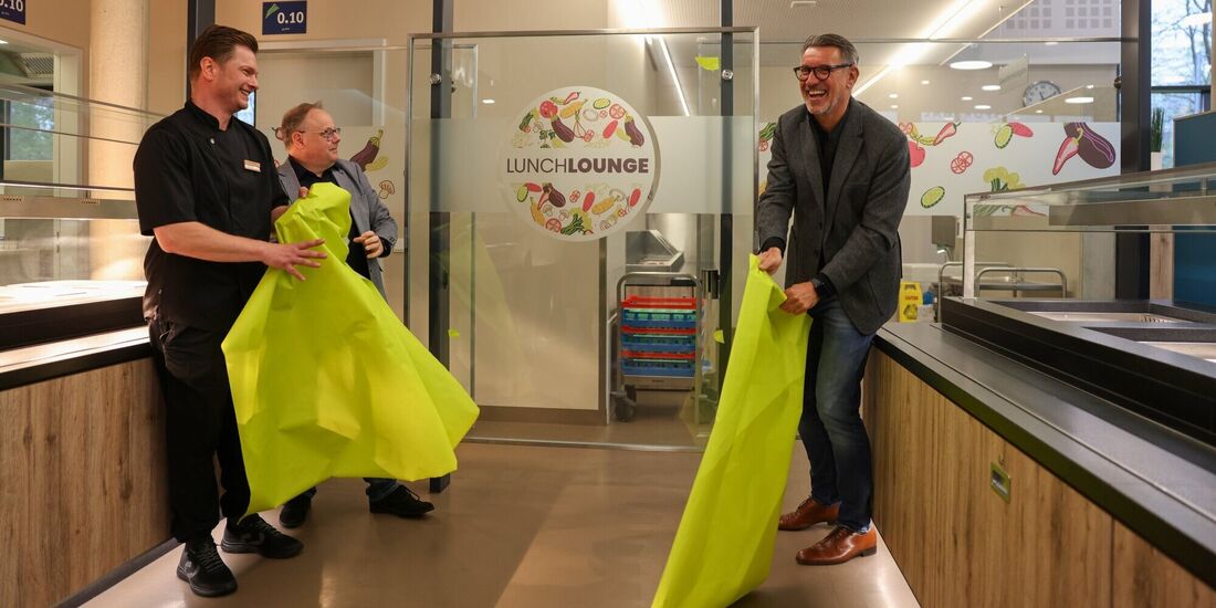 Mit Freude enthüllten Koch Florian Heckmann (links), Oberbürgermeister Bernd Hornikel und Thorsten Englert den neuen Namen der M