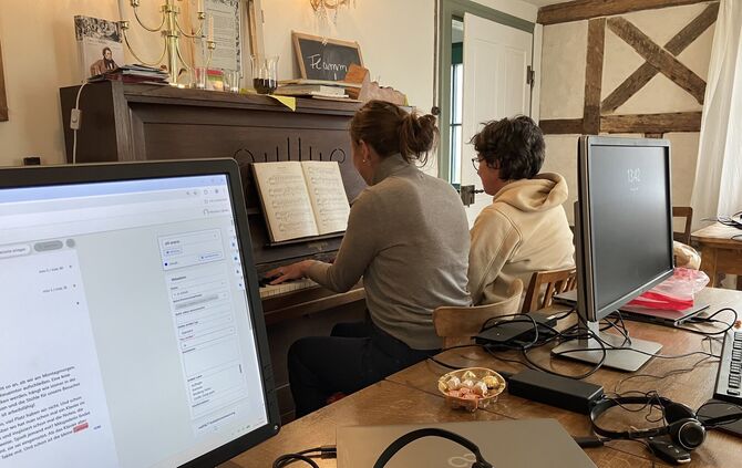 In der Mittagspause haben sich die beiden Kolleginnen ans Klavier gesetzt.