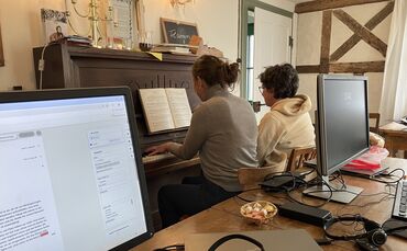 In der Mittagspause haben sich die beiden Kolleginnen ans Klavier gesetzt.