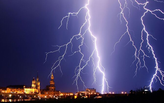 Ein Blitz entlädt sich in Dresden