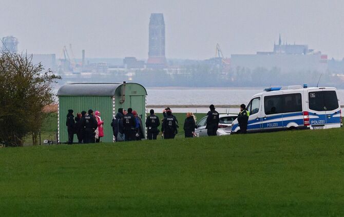 Am Montag waren Demonstranten in einen Sperrbereich rund um den Wal eingedrungen.