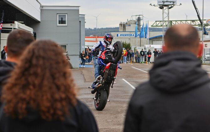 Eine beliebte Attaktion auf dem Siechenfeldfest: Motorrad-Stuntshow bei Mulfinger-Automobile (Archivfoto).