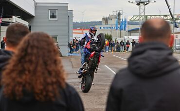 Eine beliebte Attaktion auf dem Siechenfeldfest: Motorrad-Stuntshow bei Mulfinger-Automobile (Archivfoto).