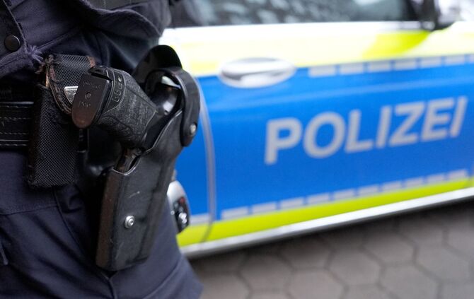 Ein Mann mit Spielzeugwaffen hat die Polizei in Gaggenau auf den Plan gerufen. (Symbolbild)