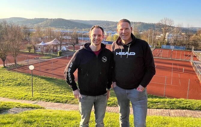Das Organisationsteam Felix Gaiser (links) und Markus Mundl auf der Anlage des TC Schorndorf.
