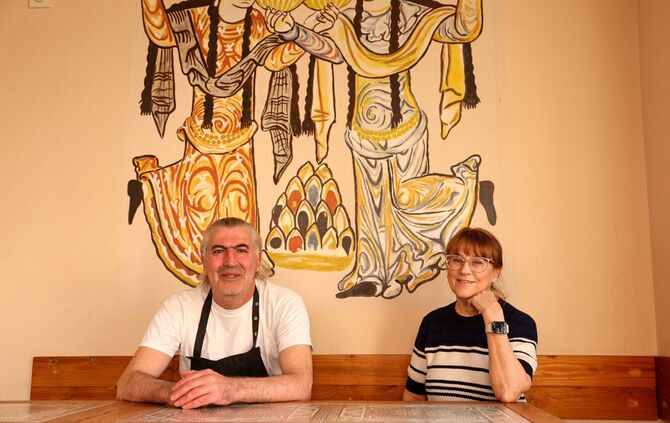 Tatjana Strelcova und Turabi Akyüz vor einem orientalischen Motiv, das die Architektin selbst an die Wand des Lokals in Waibling