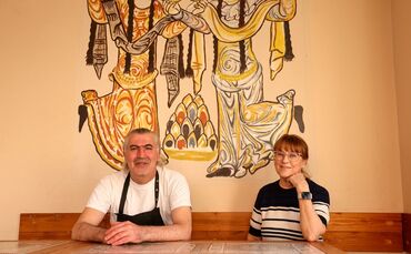 Tatjana Strelcova und Turabi Akyüz vor einem orientalischen Motiv, das die Architektin selbst an die Wand des Lokals in Waibling