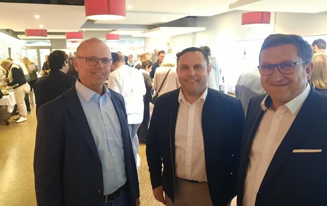 Die Drei sehen authentisch zufrieden aus: Friedhelm Illg, Thomas Wahler und Martin Kurrle, das Vorstandstrio der Remstalkellerei