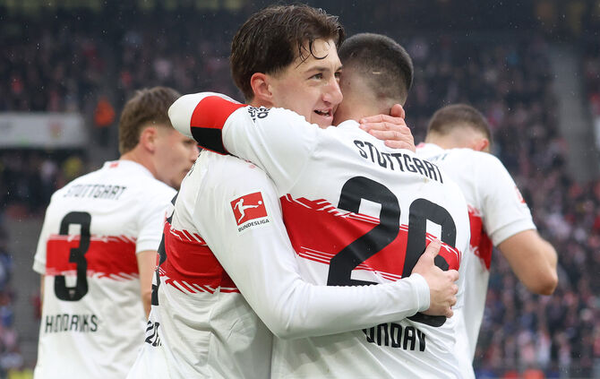 Angelo Stiller und Deniz Undav bejubeln das 1:0 des Mittelfeldspielers.