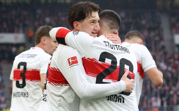 Angelo Stiller und Deniz Undav bejubeln das 1:0 des Mittelfeldspielers.