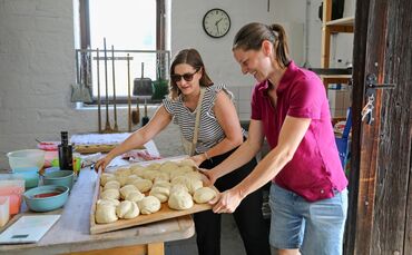 Wenn in Stetten das Backhaus angeheizt wird, helfen alle fleißig mit (Archivfoto).