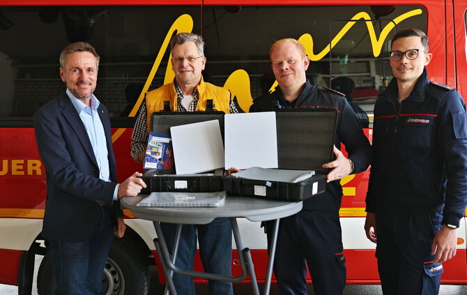 Das helle Quadrat im aufgeklappten Koffer ist eine mobile Satellitenschüssel für Starlink - Eilert Pfleiderer (2.v.l.) hat eine