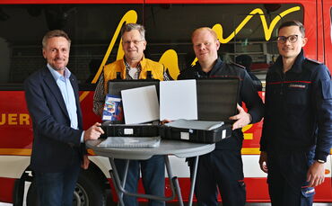 Das helle Quadrat im aufgeklappten Koffer ist eine mobile Satellitenschüssel für Starlink - Eilert Pfleiderer (2.v.l.) hat eine 