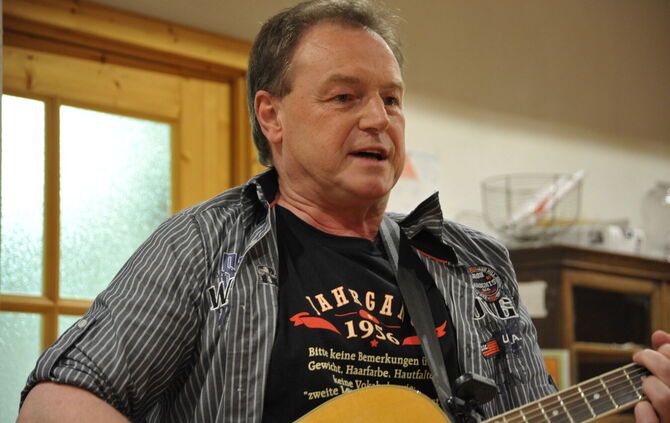 Rainer Bauer trägt schwäbische Lieder und Gedichte im Theater Alte Kelter in Winnenden vor.