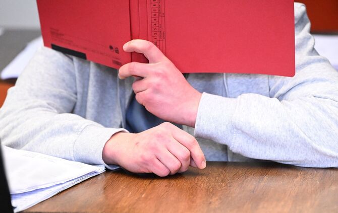 Der 24 Jahre alte Angeklagte soll seine Großmutter ermordet haben. (Archivbild)