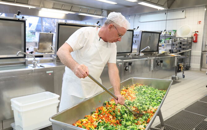 Gemüse, Kartoffeln und Fleisch garen in der Schlossküche in riesigen Behältern - bis sie ihre Reise in die Region antreten.