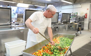Gemüse, Kartoffeln und Fleisch garen in der Schlossküche in riesigen Behältern - bis sie ihre Reise in die Region antreten.