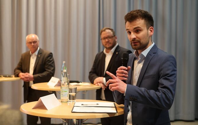ZVW-Podiumsdiskussion zur Bürgermeisterwahl in Remshalden. Jutta Pöschko-Kopp und Michaela Kölbl befragten die drei Kandidaten R