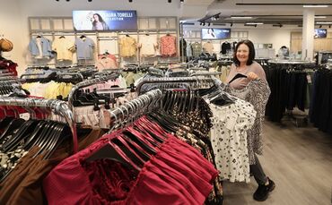 Filialleiterin Inga Kwaczek freut sich auf die Kundschaft.