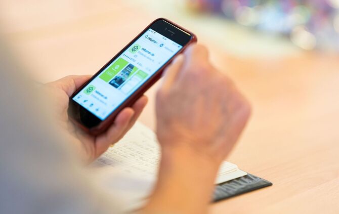 Ein etwas älteres Smartphone-Modell, noch voll funktionsfähig - was passiert damit, wenn die Nutzerin ein neueres Modell bekommt