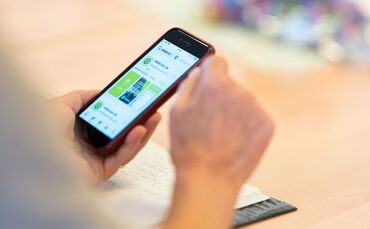 Ein etwas älteres Smartphone-Modell, noch voll funktionsfähig - was passiert damit, wenn die Nutzerin ein neueres Modell bekommt